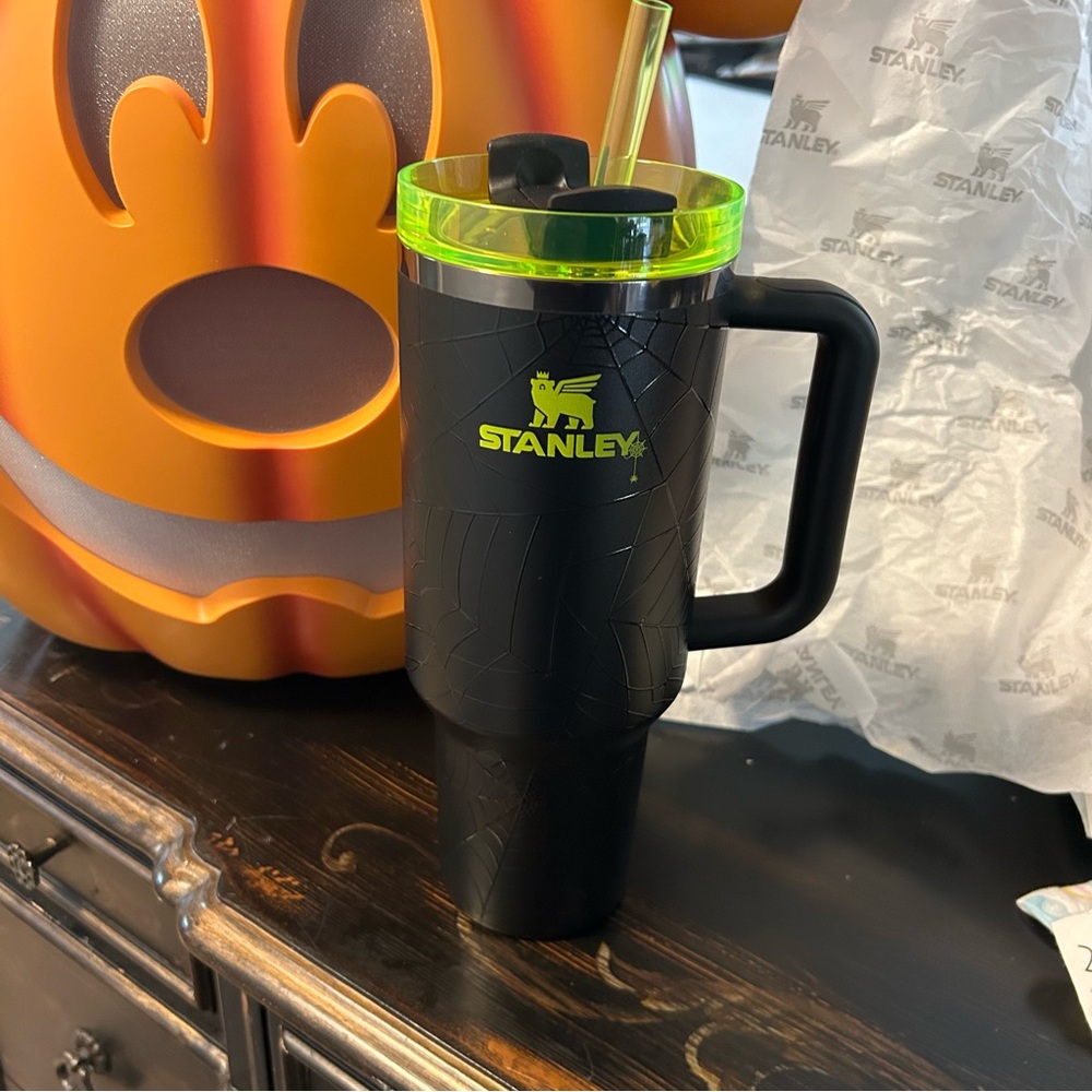 Stanley Halloween Quencher  🕷️ 🕸️ 🎃 Brand New! Sold Out 40oz FlowState